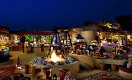 Al Hadheerah Restaurant in der Wüste