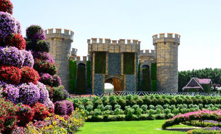 Eine Burg in Mitten von Dubais Miracle Garden für die keine extra Tickets gebucht werden müssen