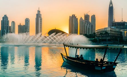 Abra Fahrt auf dem Lake Burj Khalifa bei der Dubai Fountain