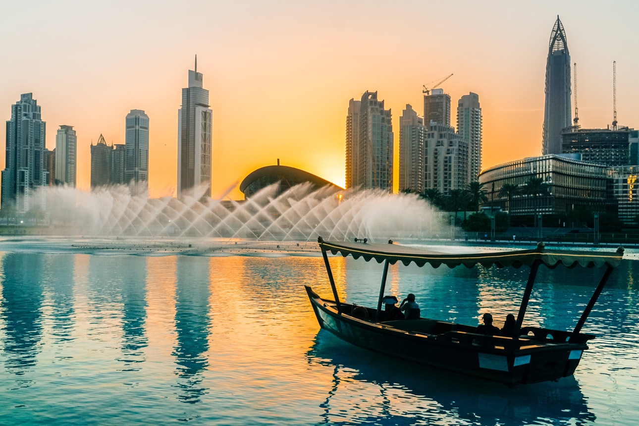 Abra Fahrt auf dem Lake Burj Khalifa bei der Dubai Fountain