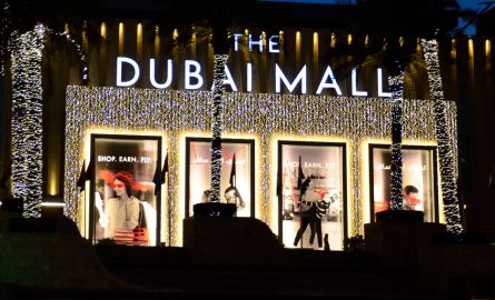 Eingang der Dubai Mall bei Nacht
