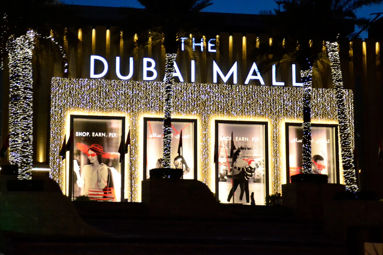 Eingang der Dubai Mall bei Nacht