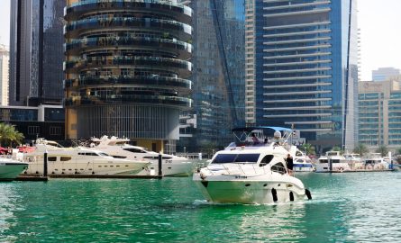 Eine gemietete Yacht in der Dubai Marina