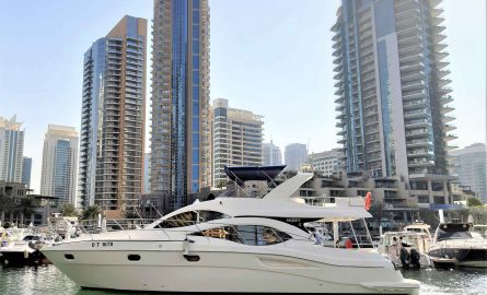 Yacht vor der Skyline der Dubai Marina