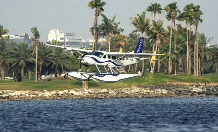 Wasserflugzeug landet auf dem Dubai Creek