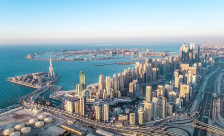 Die Skyline der Dubai Marina bei einem Rundflug