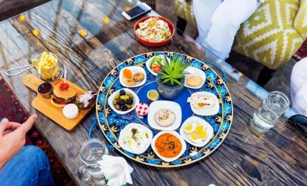 Arabisches und internationales Essen in Dubais Restaurants