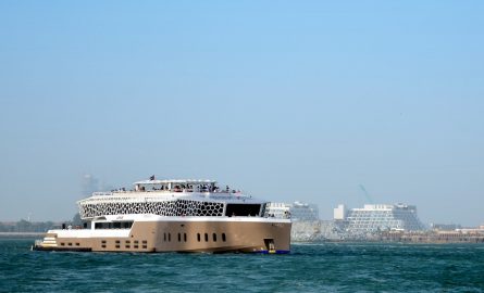 Mega-Yacht-Fahrt auf der LOTUS in Dubai