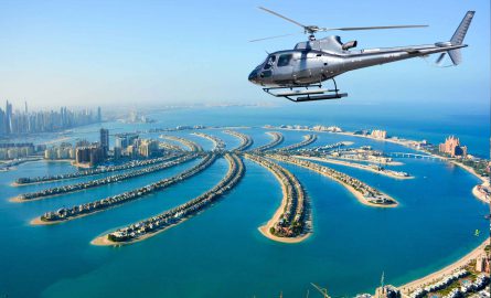 Helikopter fliegt über Palm Jumeirah bei Rundflug
