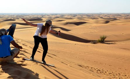 Sandboarding bei einer Wüstensafari