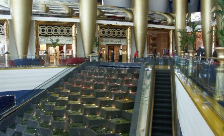 Springbrunnen im Inneren des Burj al Arab Hotels