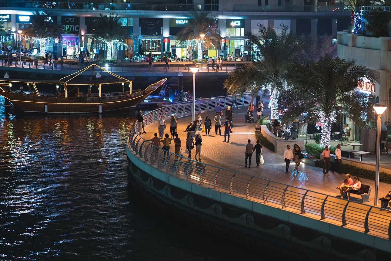 Der Dubai Marina Walk bei Nacht